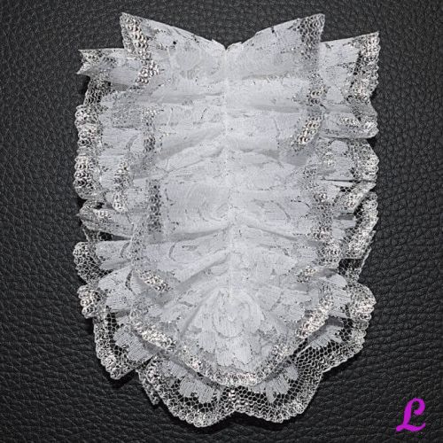 Jabot mit weiß-silberner Spitze. Jabot mit weiß-silberner Spitze.