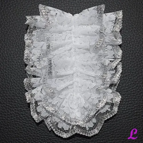 Jabot mit weiß-silberner Spitze. Jabot mit weiß-silberner Spitze.