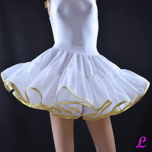 Für die Profis der weiße, rollierte und dreilagige Petticoat. Als Saumabschluss hat er Einfass-band Lurex gold. Für die Profis der weiße, rollierte und dreilagige Petticoat. Als Saumabschluss hat er Einfass-band Lurex gold.