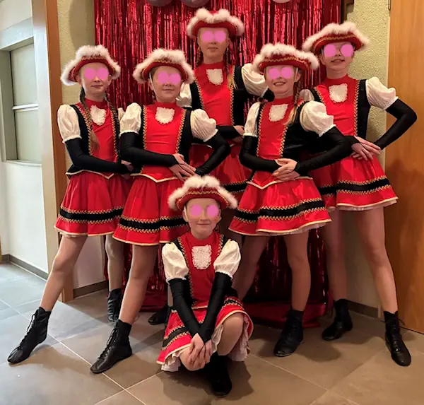 Mädchen-Garde von FKK mit neuem Kostüm